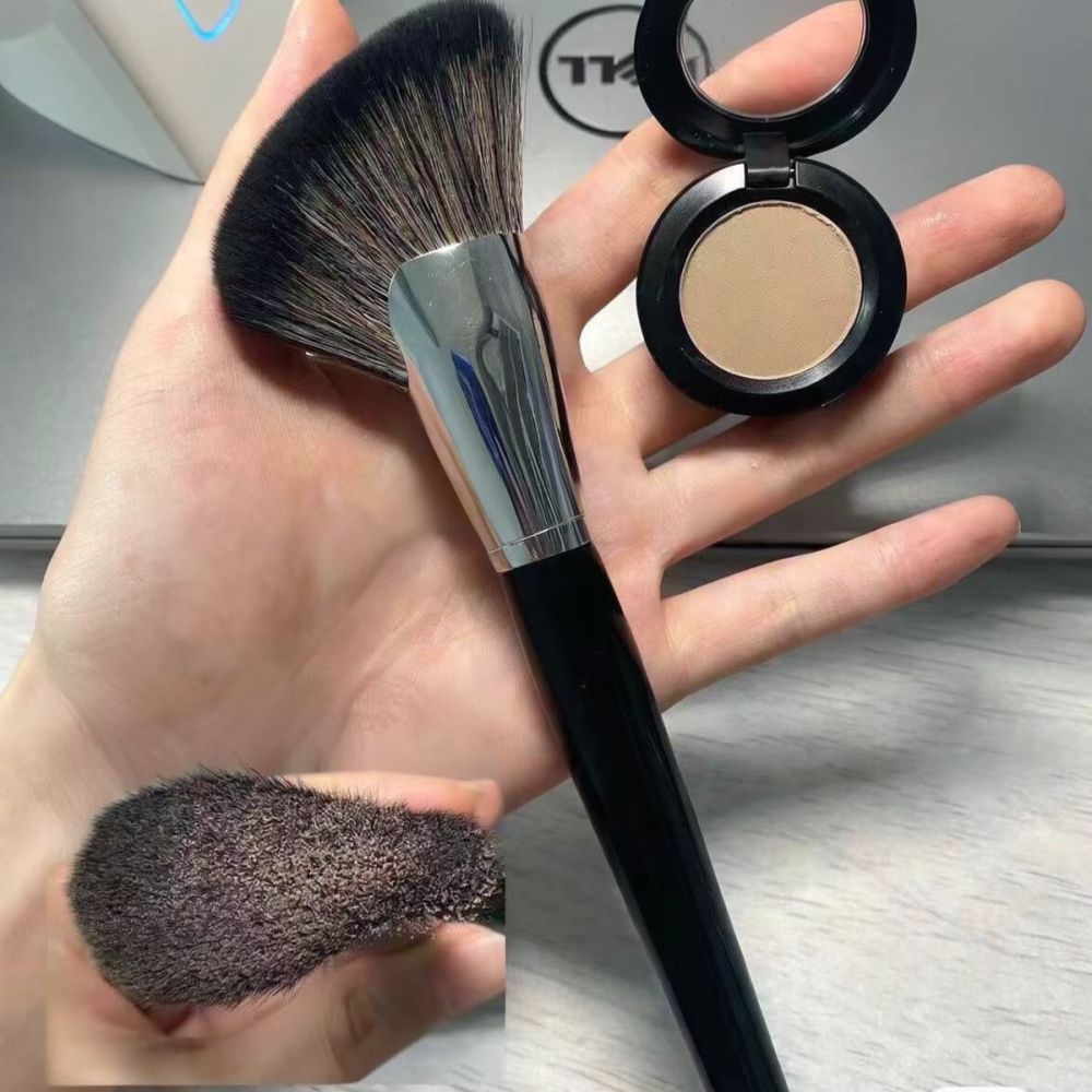 Beauty Makeup Look - Face Contour Makeup Brush Angled Sculpting